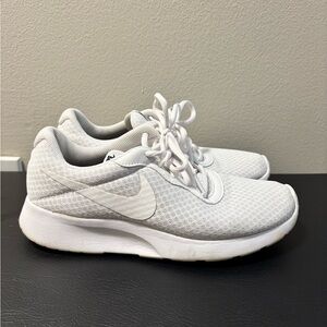Nike Tanjun Women’s Sneaker White 7.5